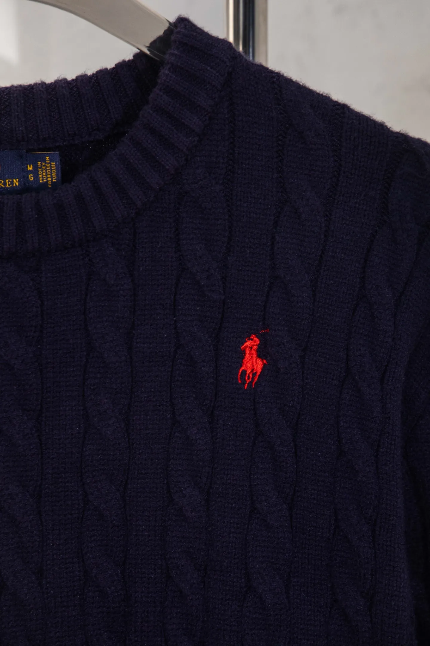 P210 model number: Y195 Ralph Lauren men's round neck sweater men's hemp flower original collar sweater. The version is really good-looking. It can be worn alone or as a jacket to be worn inside or outside. The upper body shows personal fashion charm. Four colors are available. The same style for men and women. A must-see item for new summer products. Tag, hanging grain, washed, packaging bag, full set of accessories. Very good appearance, super exquisite workmanship. Size: S-XL